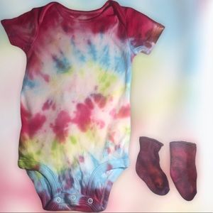 Tye dye onesies with matching socks